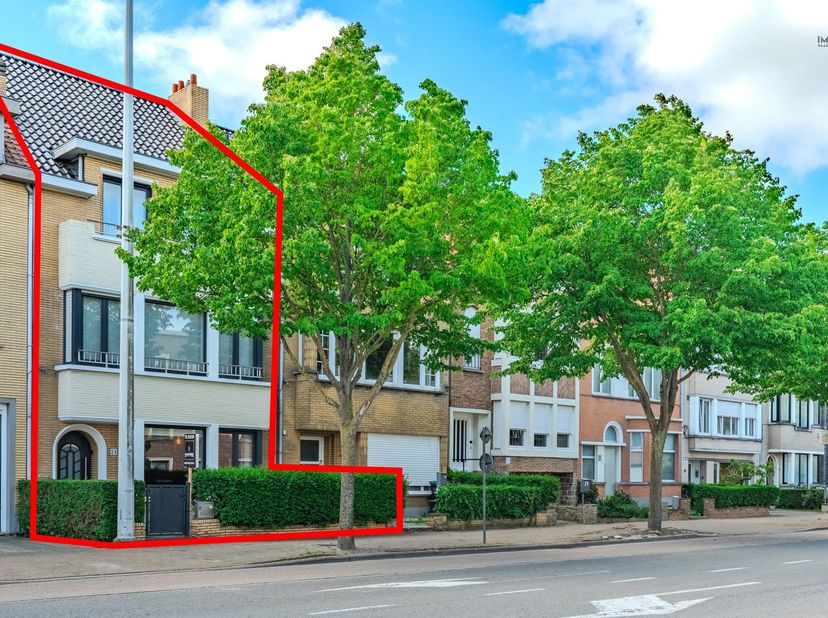 Charmante en uitzonderlijk ruime stadswoning met zonnige binnentuin, ideaal gelegen nabij het centrum én het strand.<br />
Deze karaktervolle woning c