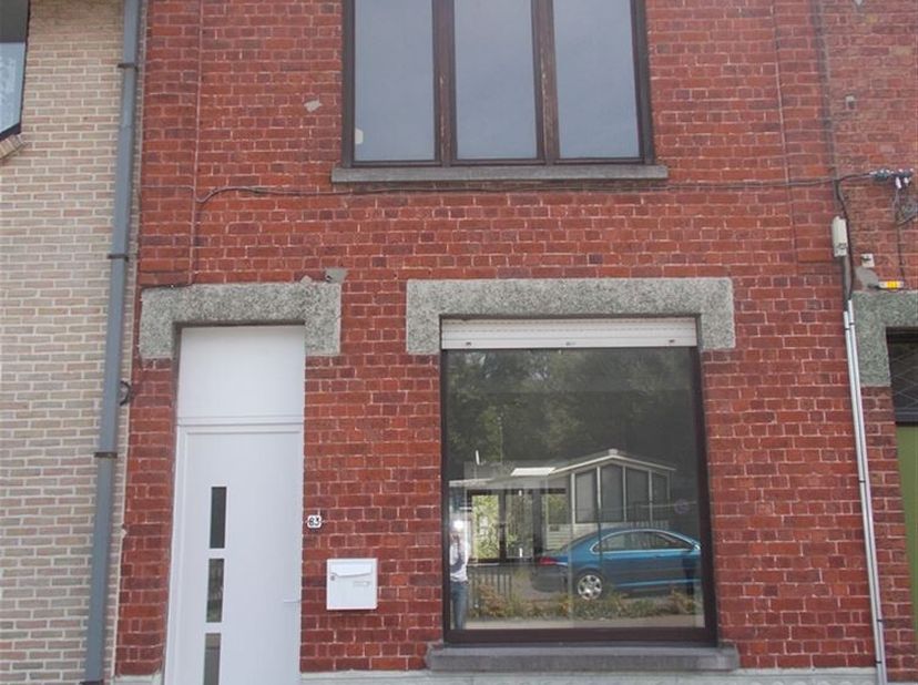 Vernieuwde rijwoning : hall, living, open ingerichte keuken, ingerichte badkamer met inloopdouche, kelder, 2 slaapkamers, tuin, EPC : 483 kWh/m², € 65