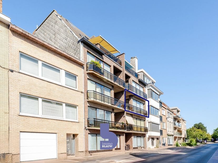 Op een centrale en aangename ligging in Oostende, vlak bij het Maria Hendrikapark, de tennis en het strand, bevindt zich dit ruime en lichtrijke appar