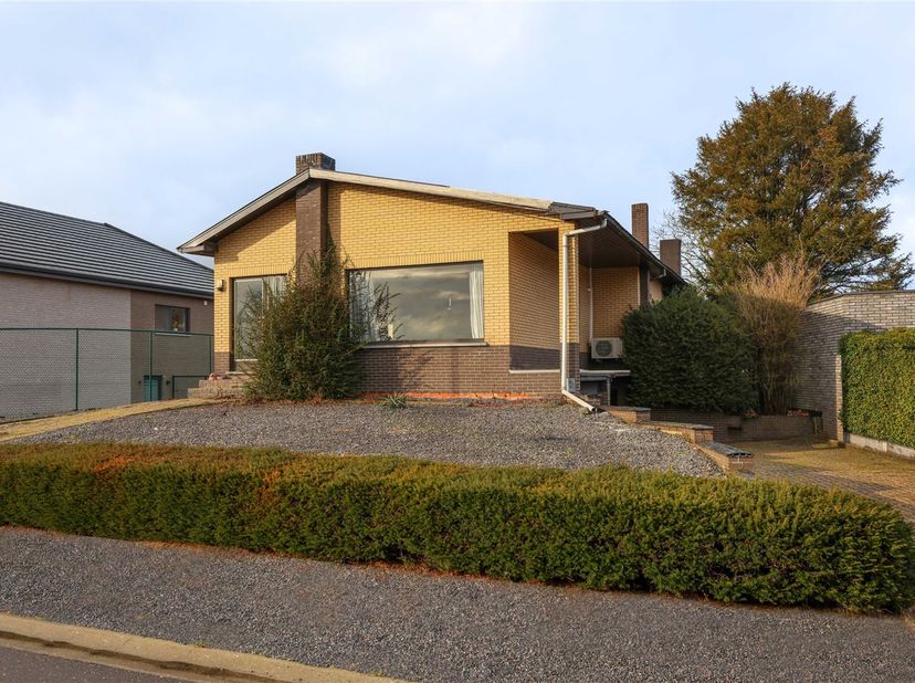 Te renoveren gezinswoning met 4 slaapkamers gelegen in een rustige woonomgeving<br />
<br />
Omgeving:<br />
+ Gelegen in een groene omgeving met l