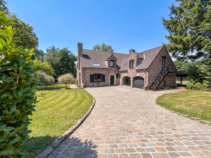 Huis te koop in ,
                    1325 Longueville