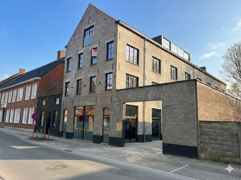 Gelegen in de Hulststraat 11 te Tielt vindt u deze verzorgde kantoorruimte van ca 250 m² terug. Het betreft een kantoor te huur op de tweede verdiepin