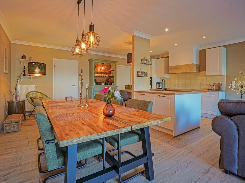 Recente gezinswoning (2019) met 5 slaapkamers en zonnige tuin – Nieuwpoort Stad op 356 m².<br />
Instapklare rijwoning met 171 m² bewoonbare oppervlak