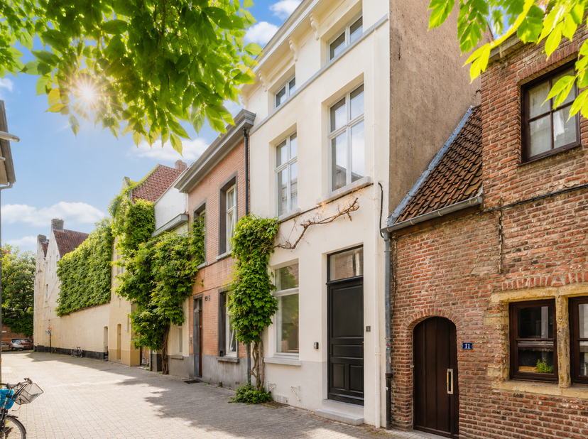 Ligging<br />
Gelegen in de Wellingstraat aan de Oude Houtlei te Gent. Een makkelijke verbinding met het openbaar vervoer.<br />
Indeling<br />
Het ge