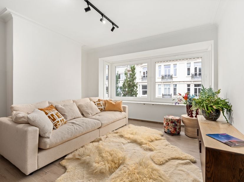 Ontdek dit lichtrijke appartement van 95 m² op de 5e verdieping van Rogierlaan 59, op een uitstekende ligging in het historische stadscentrum van Oost