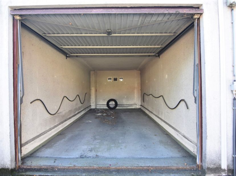 Deze garagebox is gelegen in de Meensesteenweg, naast Apotheek Boutelisier.<br />
Ze bevindt zich aan de achterzijde van een klein appartementsgebouw