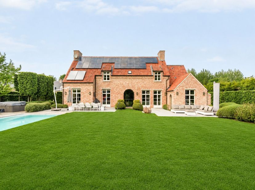 Deze prachtige Vlassak Verhulst villa in Oud-Turnhout is een droomwoning voor wie op zoek is naar ruimte, comfort en luxe. Deze villa is gelegen op ee