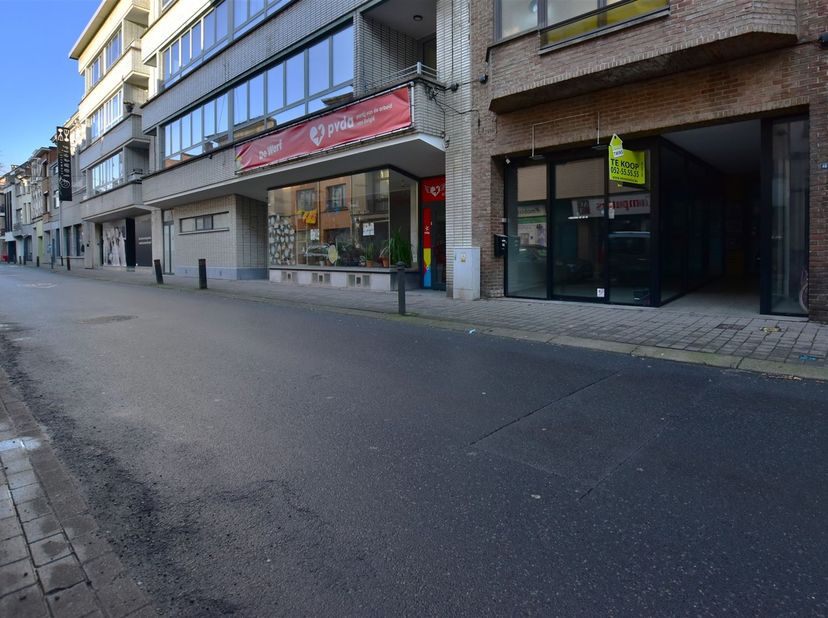 Recente ruime gezinswoning (2013) met achterliggend winkelruimte (119m²) te Centrum Sint-Niklaas<br />
Ontdek uiterst smaakvolle en instapklare wonin
