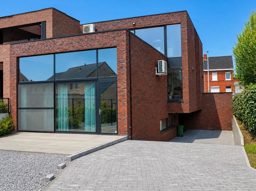 ENERGIEZUINIG EN ZEER KWALITATIEF APPARTEMENT MET 2 SLPK VAN 114,41 M² IN TONGEREN.<br />
Kwalitatief wonen op een centrale locatie in een recent gebo