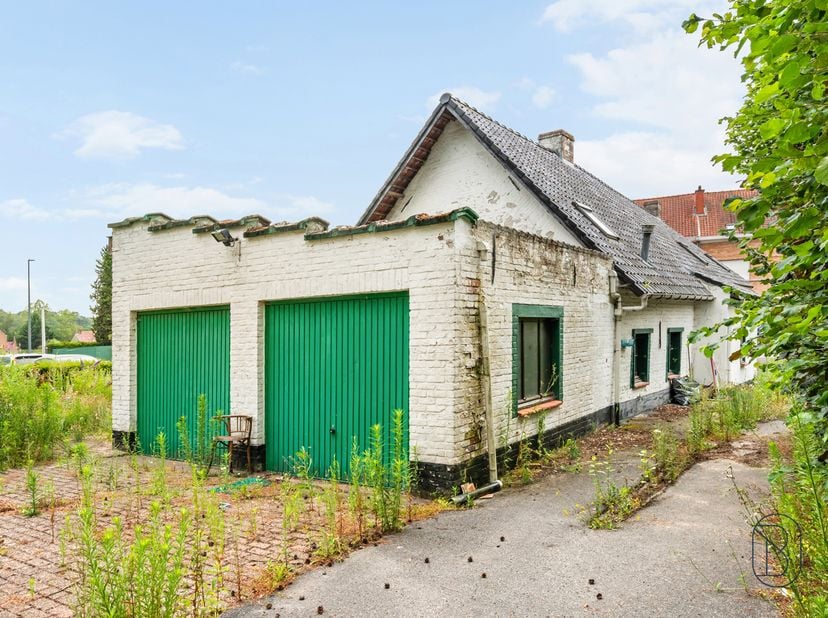 Charmante te renoveren fermette met POTENTIEEL, 2 garages, oprit en leuke tuin met authentieke bakoven! Deze karaktervolle woning (bouwjaar 1930) bied