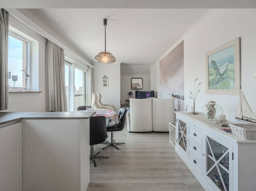 Gerenoveerd 2 slaapkamer hoekappartement met open uitzicht en zonnige terrassen te koop te Middelkerke, Koninginnelaan 88.<br />
Dit fantastische appa