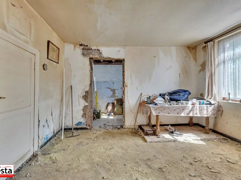 Deze woning ligt langs het water van de Kleine Gete in Zoutleeuw, quasi in het centrum van de stad. De woning werd gebouwd in de tweede helft van de 1