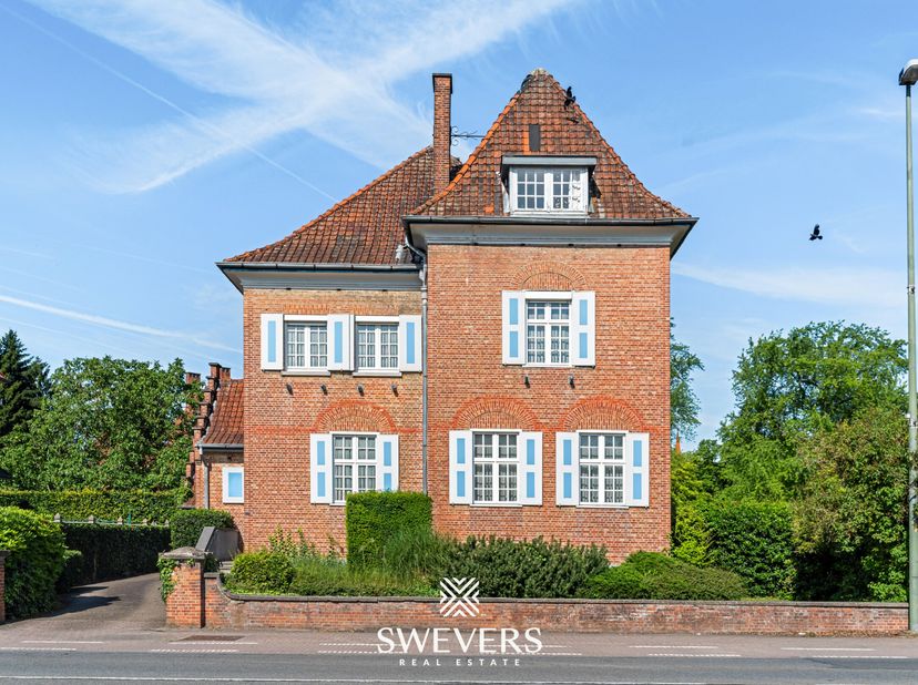 Voor meer info en fotos, surf naar www.swevers.be  vlak aan de B-mine in Beringen bevindt zich deze karaktervolle ingenieurswoning terug. Een statige