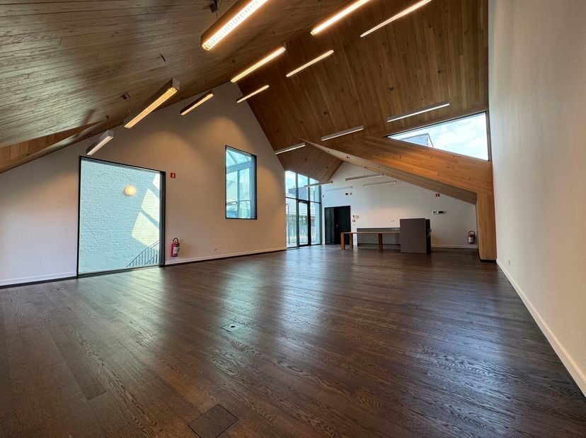 Kantoorruimte te huur in karaktervolle site Valkeniers Natie – Antwerpen<br />
Op de derde verdieping van het iconische gebouw aan de Van de Wervestra