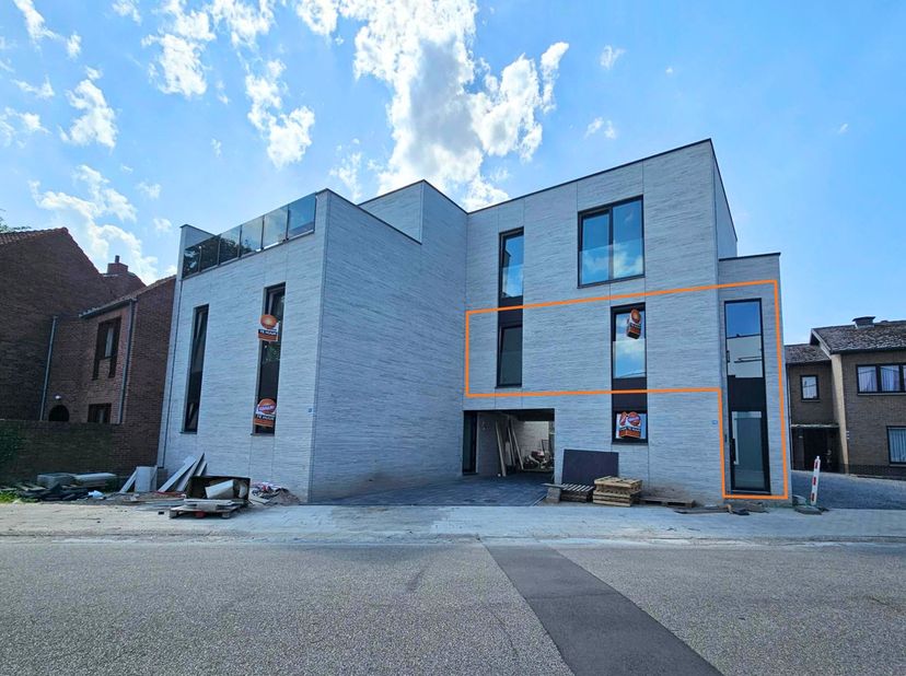 Degelijk afgewerkt nieuwbouw appartement met terras.<br />
Dit nieuwbouw appartement op de eerste verdieping is gelegen in Opgrimbie, dichtbij het cen