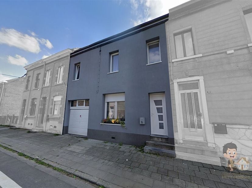 Huis 6 slaapkamers - 309 m² - Garage - Dichtbij alle voorzieningen in Courcelles<br />
Dit ruime huis van 309 m² in Courcelles biedt een enorm potenti