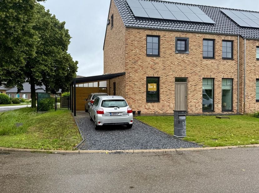 Gelieve GEEN telefonisch contact op te nemen voor deze woning. Bij interesse kan u een aanvraag indienen via de website of kan u een mail sturen naar