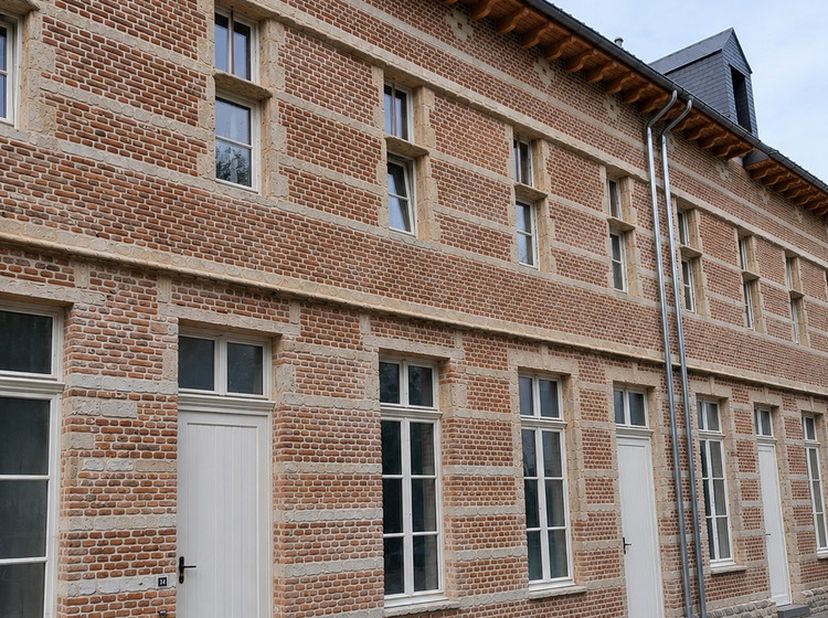 De woning beschikt over 3 slaapkamers, een ruime leefruimte en gezellige living, een stijlvolle badkamer, 2 toiletten en praktische bergruimte.<br />