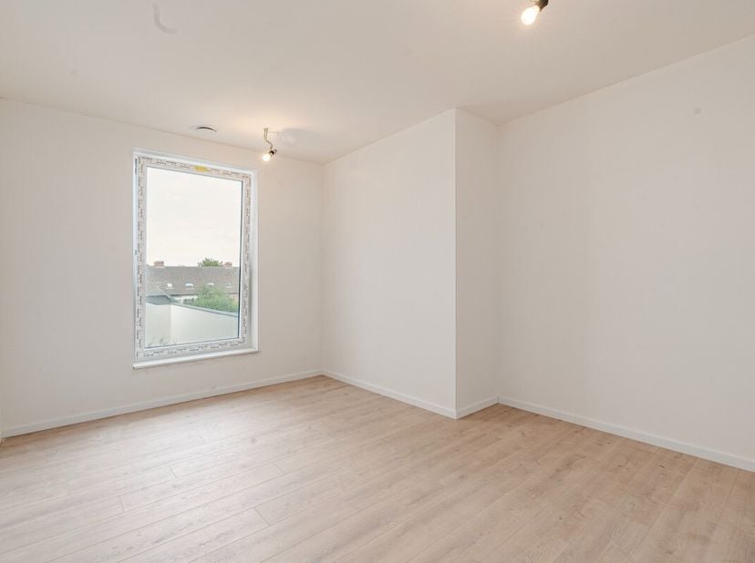 appartement met twee slaapkamers op de eerste verdieping van het prestigieuze nieuwbouwproject Sailor's Park 4 - Villa Linnet. Indeling: Inkomhal, gas