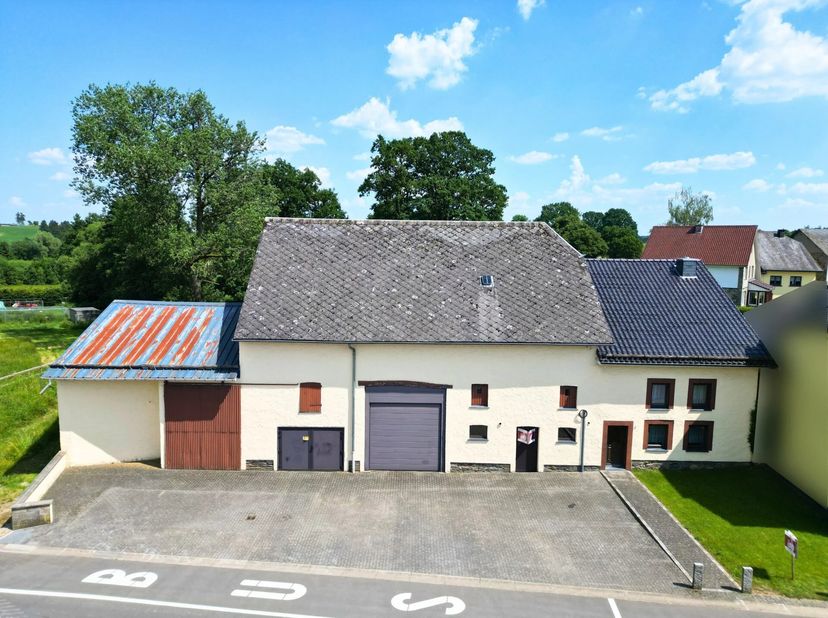 Découvrez cette charmante ancienne ferme située dans le village idyllique de Crombach, à quelques minutes seulement de Saint-Vith. Son emplacement cal