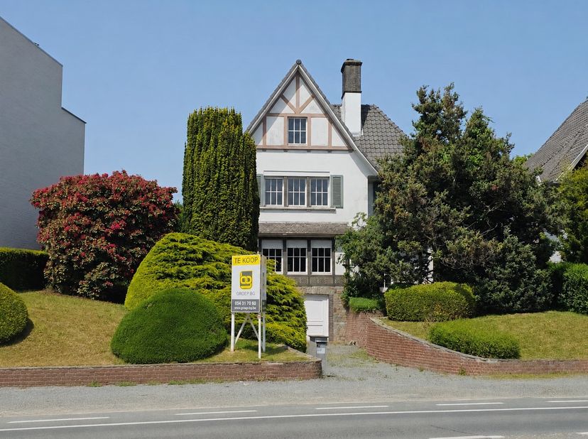 Deze charmante villa is gunstig gelegen langs de Astridlaan (buitenrand centrum), de locatie biedt een uitstekende visibiliteit en vlotte bereikbaarhe