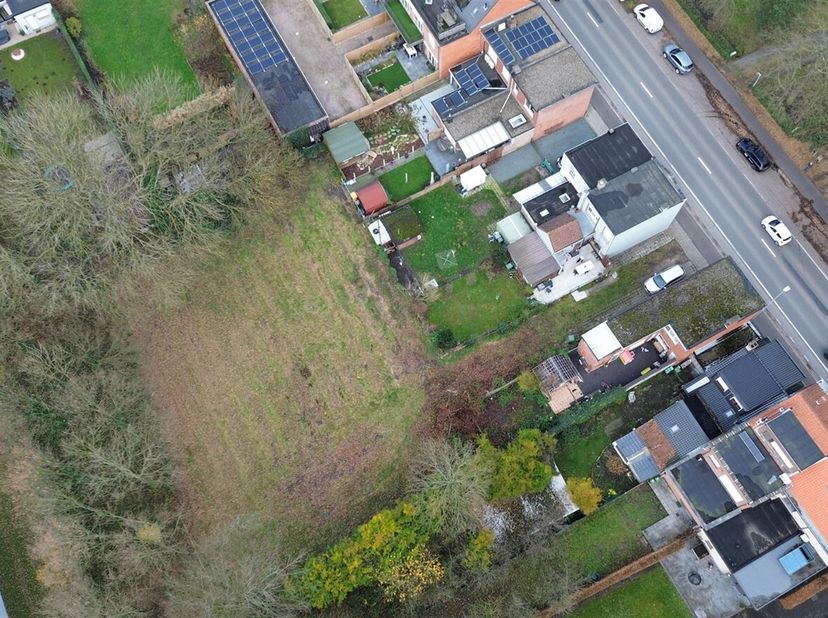 Achterin gelegen ruim perceel grond op ca 1450 m²<br />
Ligging: oprit naar het perceel achter gelegen, invalsweg naar Kapellen centrum en Putte, wink