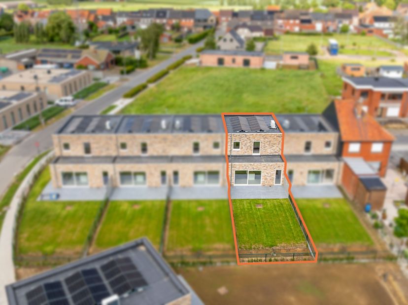Deze nieuwbouwwoning is gelegen in een rustige residentiële verkaveling in de dorpskern van Proven.<br />
De woning is gelegen op wandelafstand van ba
