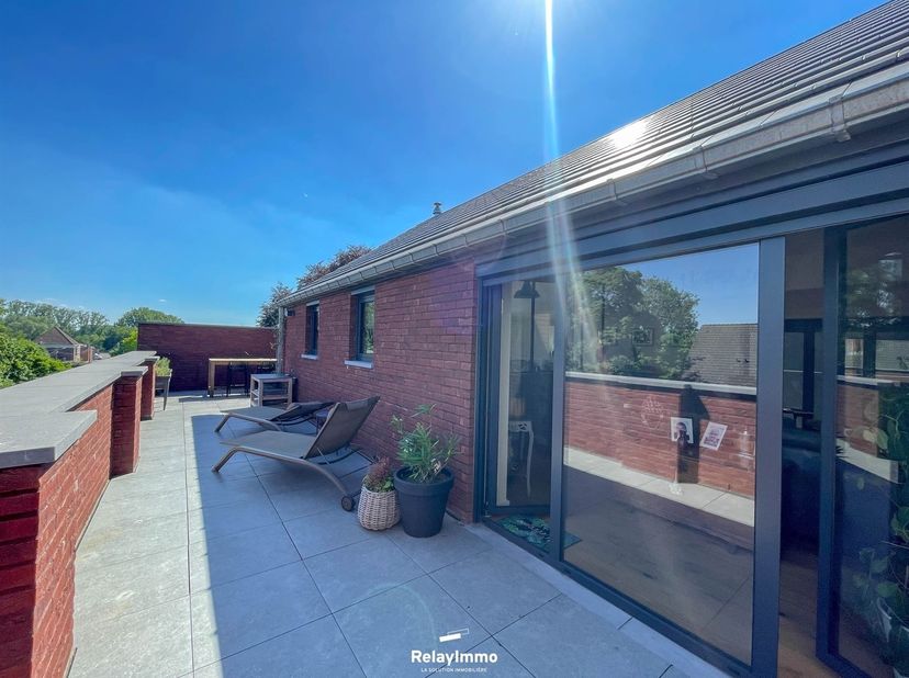 Schitterend penthouse van 121 m2 met een terras van 72 m2 en een appartement van 70 m2. Landelijke locatie met veel voorzieningen!<br />
<br />
Pent