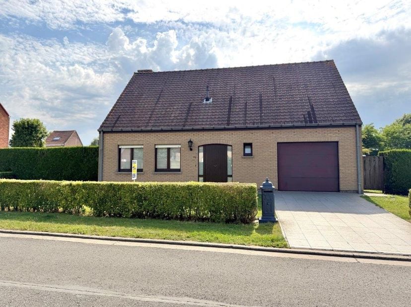 Rustig gelegen alleenstaande woning met inkomhal, apart toilet, ruime living, keuken, berging, gelijkvloerse slaapkamer, veranda, terras en een tuin.