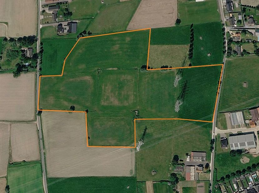 Een uitgestrekt perceel landbouwgrond met een totale oppervlakte van 54.845 m². Dankzij de aaneengesloten oppervlakte vormt dit perceel een interessan