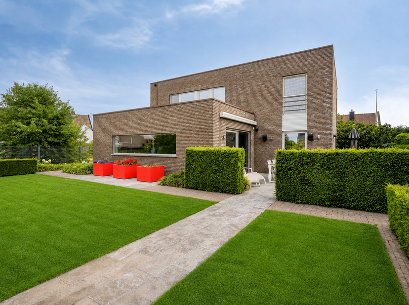 Zeer mooie, moderne woning (259m²) met 3 slaapkamers rustig gelegen op een perceel van 637 m² nabij het centrum van Lommel.<br />
Via de inkomhal loop