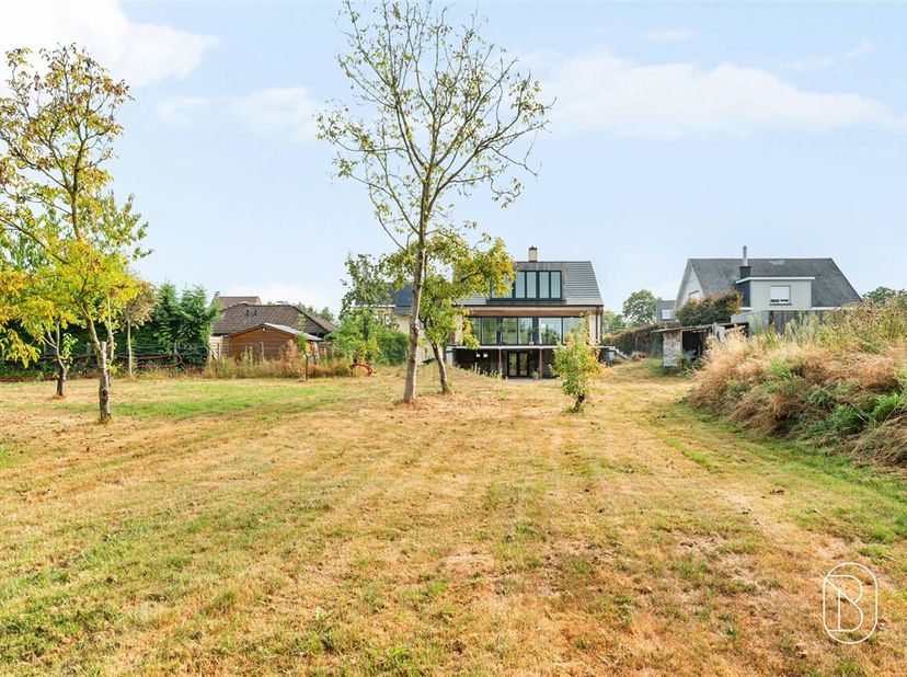 SALES DAY Zaterdag 29 augustus vanaf 9u30<br />
RICHTPRIJS: €639.000. <br />
Op een prachtige, groene locatie aan de rand van Ronse, nabij het wandelp