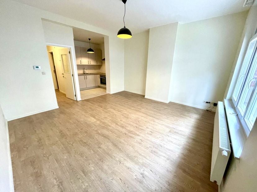 Dit gezellige appartement, gelegen in het hart van Etterbeek, tussen de haltes Thieffry en Petillon en vlak bij alle winkels, bestaat uit een lichte w