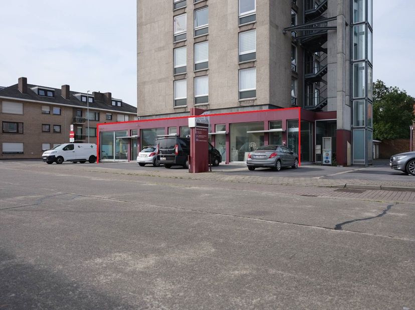 Dankzij de grote raampartijen is er veel lichtinval en geniet je van een ruime etalage. Dankzij de ligging nabij het centrum van Roeselare en Rumbeke