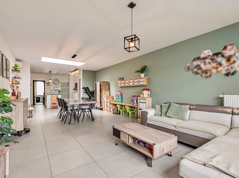 Instapklare woning met 3 slaapkamers en uitweg te koop in Lauwe!<br />
Je betreedt de woning via de inkomhal met gastentoilet en komt vervolgens in de