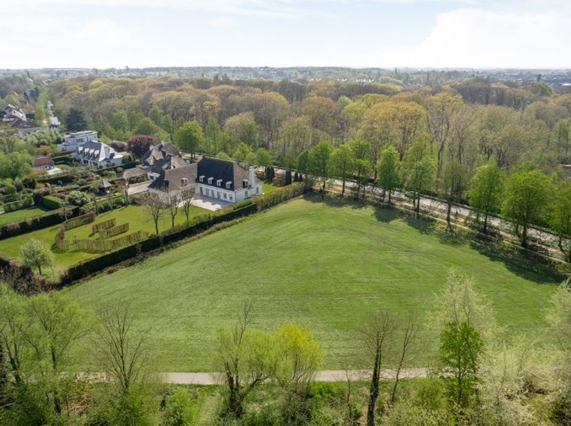 Zéér gunstig gelegen perceel bouwgrond 751m² voor de bouw van een open bebouwing, zonder bouwverplichting. Dit prachtige perceel is bebouwbaar volgens
