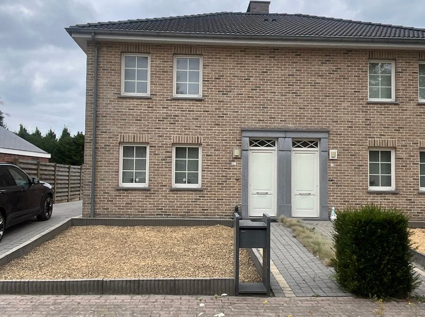 ! Gelieve enkel per mail te reageren !<br />
<br />
Op zoek naar een verzorgde en gezellige huurwoning op een aangename locatie?<br />
Deze halfopen b