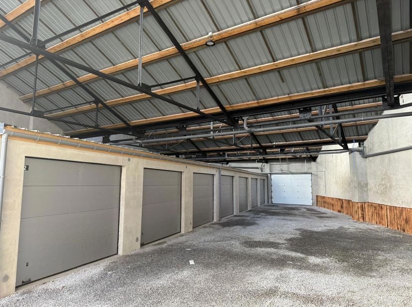 Bien professionnel à vendre à rue de la Belle Vue 82,
                    7100 La Louvière