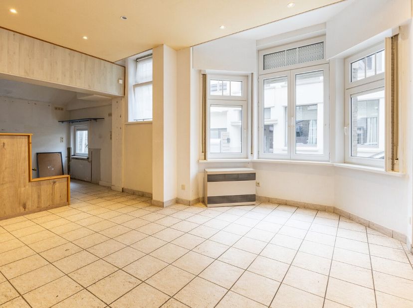 La Panne  Local commercial avec garage à louer en plein centre Vous êtes à la recherche dun emplacement visible et attractif pour donner vie à votre c