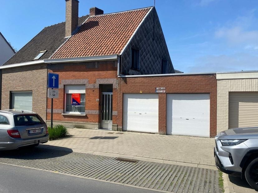 Ruime rijwoning met veel potentieel!<br />
Dit op te frissen pand beschikt over een bewoonbare oppervlakte van 187m² op een perceel van 495m².<br />
D