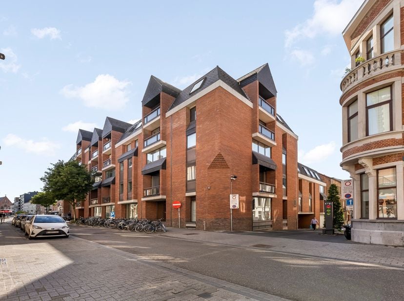 In het hart van Leuven, op een absolute toplocatie aan het Ladeuzeplein, bevinden zich deze uitzonderlijke handelspanden/burelen die samen worden verk