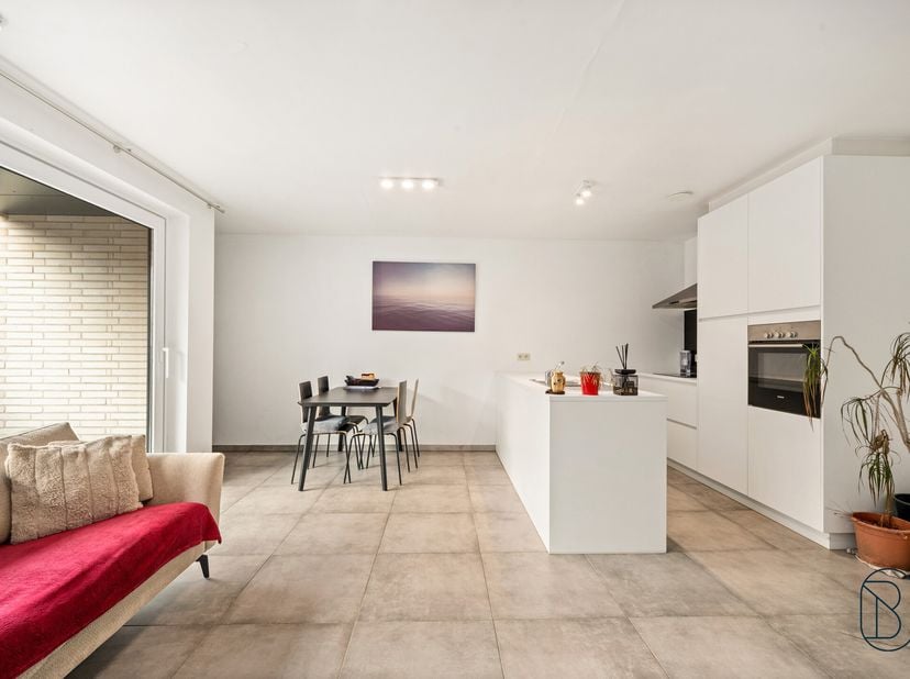 Cet appartement moderne et économe en énergie (construction 20152016) est idéalement situé dans la Karel Picquélaan à Deinze, à distance de marche de