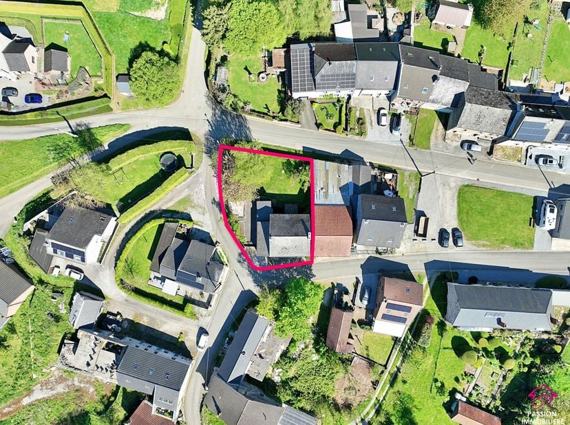 Jolie maison en pierres, 3 façades, érigée sur une parcelle de 4 ares 13 ca  et située à Scry. <br />
<br />
Celle-ci se compose de la manière suiva