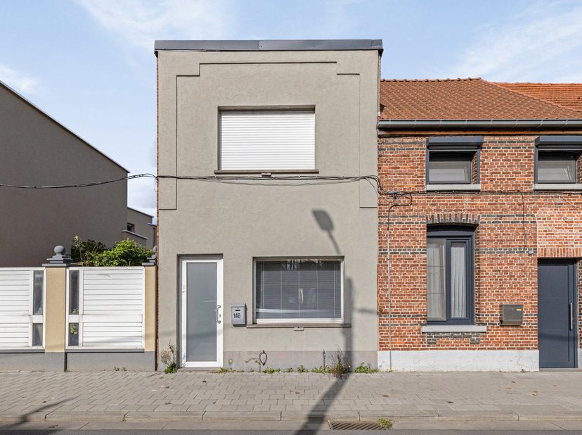 Deze instapklare starterswoning is uitstekend gelegen, nabij winkels, openbaar vervoer en uitvalswegen.<br />
De woning beschikt op het gelijkvloers o