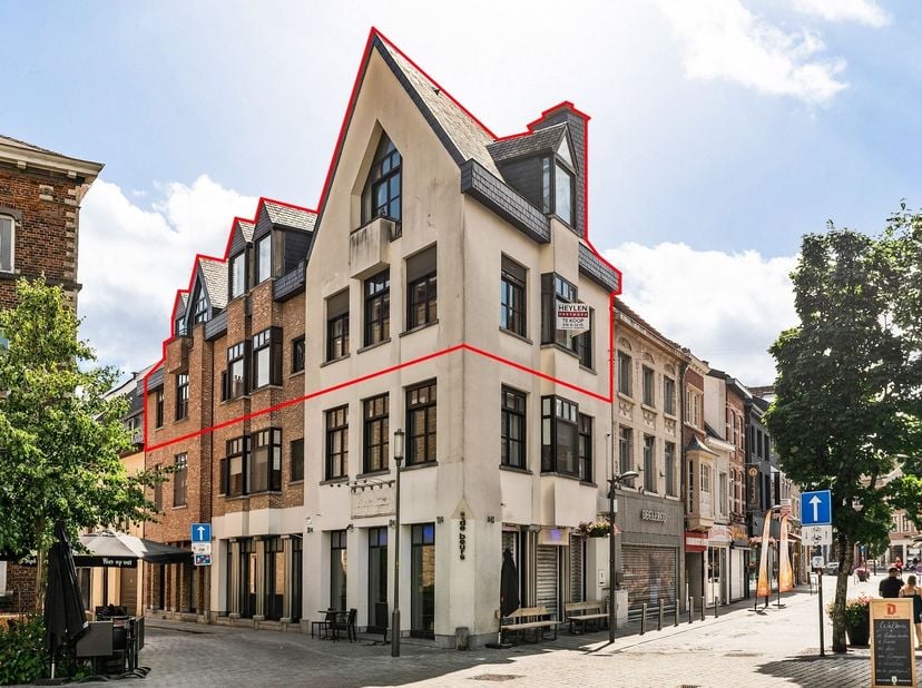 Penthouse met prachtig uitzicht op de Grote Markt van Tienen<br />
 Gelegen op een absolute toplocatie in het historische centrum van Tienen biedt di