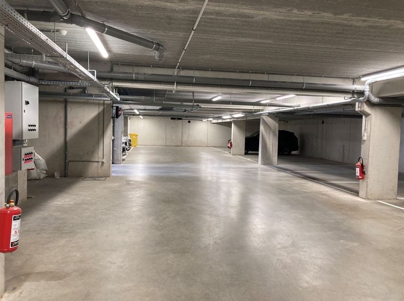 Emplacement de parking souterrain idéalement situé dans le centre de Mol-rauw !<br />
Les emplacements sont facilement accessibles par un large porta