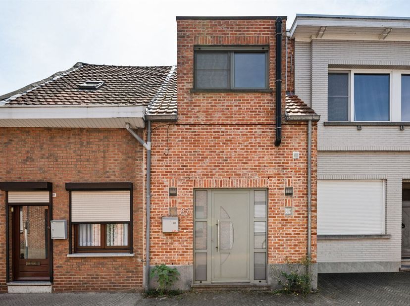 Instapklare gezinswoning met 1 slaapkamer (mogelijkheid tot 2) en diepe tuin<br />
Omschrijving<br />
Gelijkvloers<br />
Via de inkomhal betreedt u de