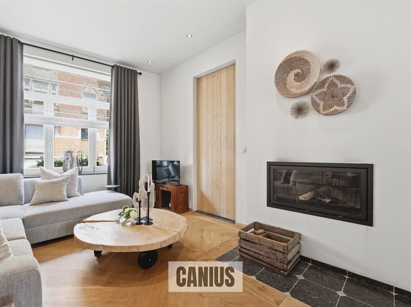 Bent u op zoek naar een stijlvolle, instapklare woning op een toplocatie? Dan is deze charmante stadswoning in de Toekomststraat precies wat u zoekt.