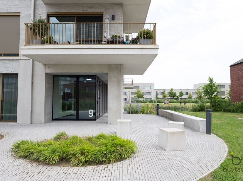 WONEN IN STIJL: een knap twee-slaapkamer appartement op de derde verdieping met terras te Deurne-Zuid, gelegen in het project Eksterlaer, een omgeving