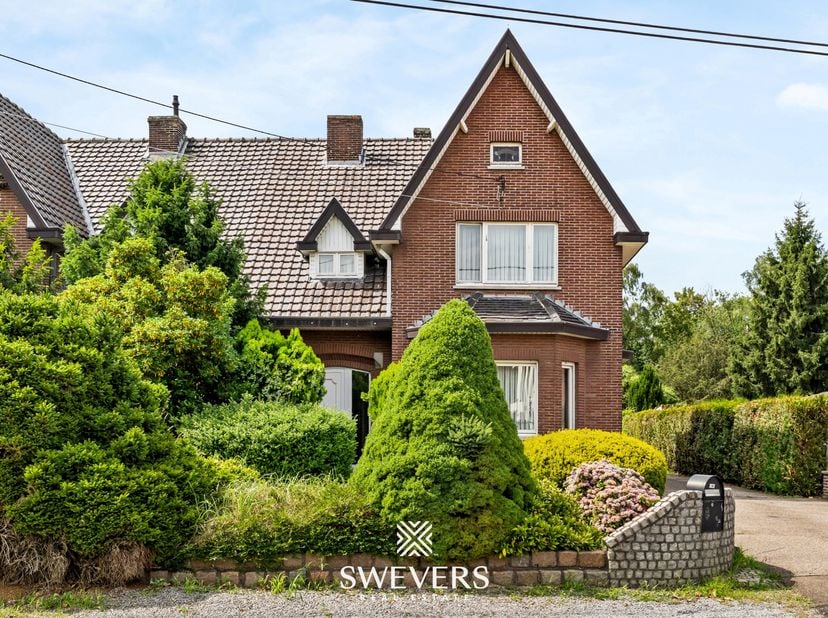 Voor meer info en foto’s, surf naar www.swevers.be – Te renoveren halfopen bebouwing met 212 m² bewoonbare oppervlakte op een ruim perceel van 815 m²